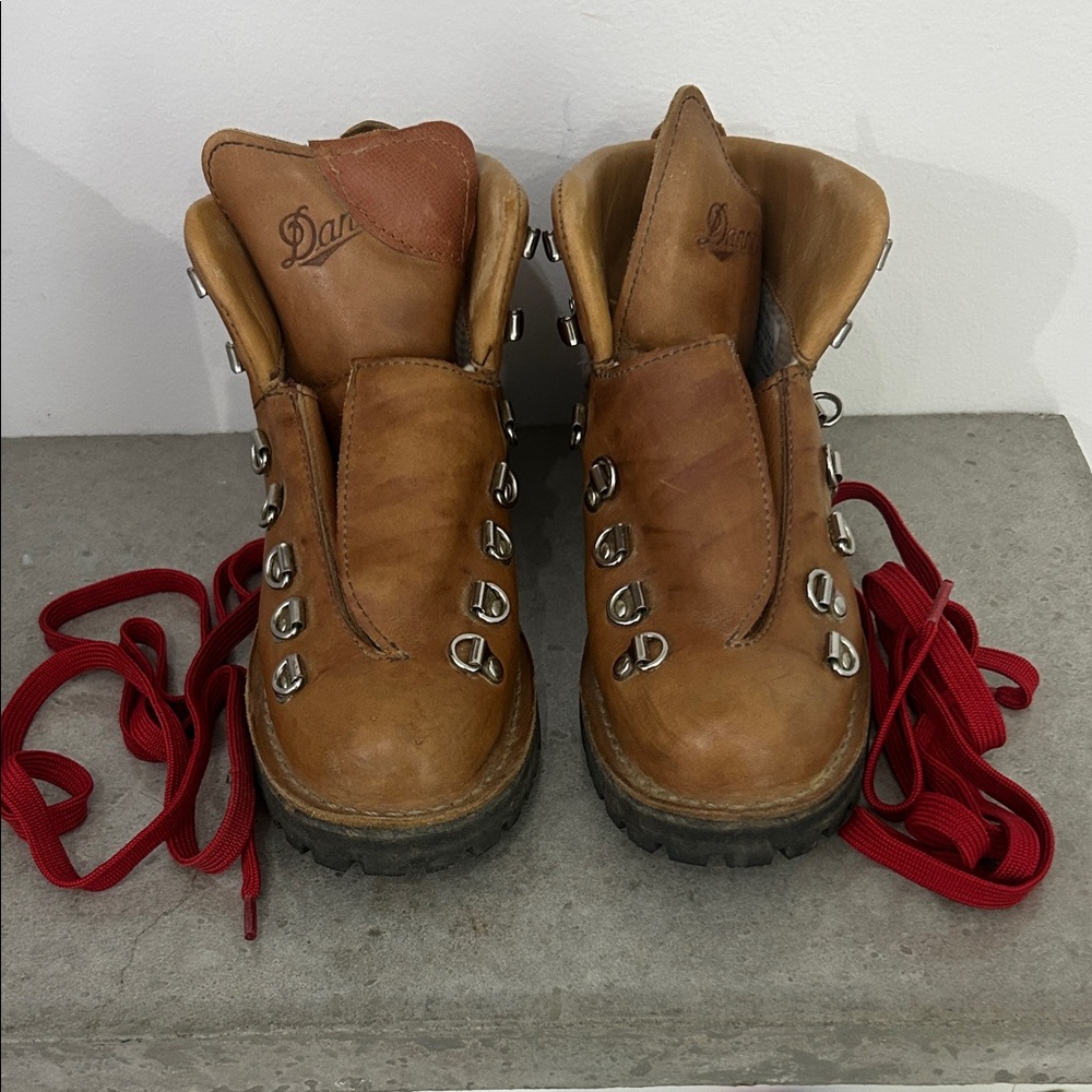 Danner Mountain Light Cascade Leather Hiking Boots with Red Laces